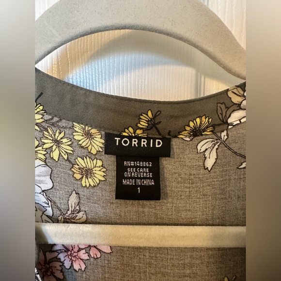 Torrid High Low Button Up Floral Blouse - Picture 6 of 9